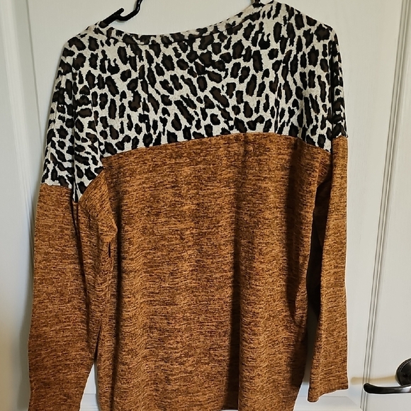 Chic Leopard and Sequin Colorblock Sweatshirt - Picture 3 of 3